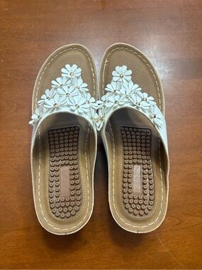 White Floral Slide Sandals with Cushioned Massage Footbed